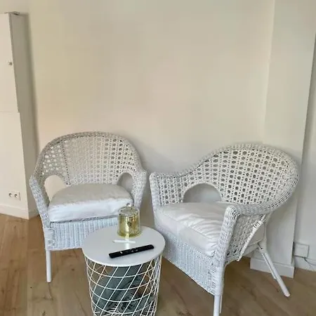 Superbe Frontiere Monaco Avec Climatisation Et Terrasse Au 5e Etage Avec Ascenseur